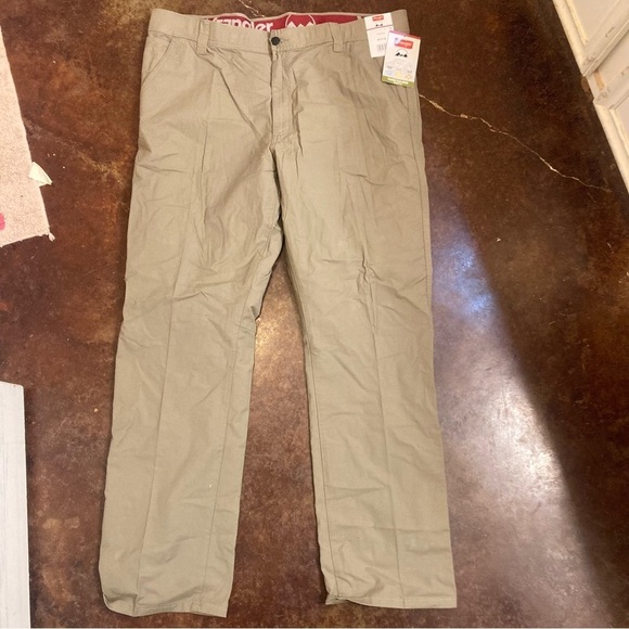 New with tags Men’s Wrangler Chino Flex Classic Fit Khaki Pants - Picture 1 of 6